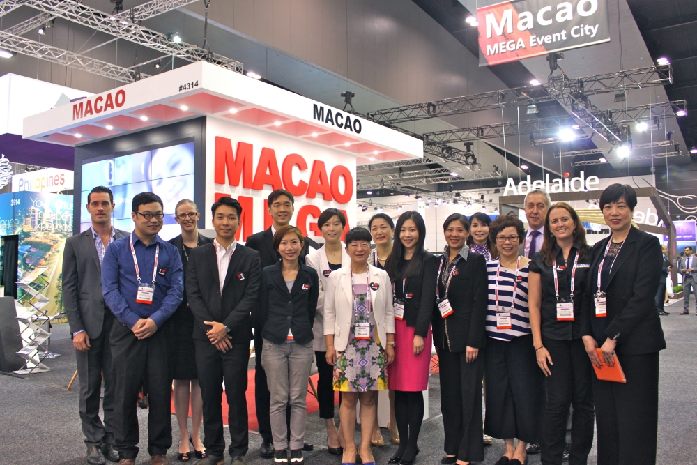 Representantes do IPIM e dos sectores de convenções, exposições e turismo de Macau em frente do “Pavilhão Macau”, instalado no recinto da AIME 2016