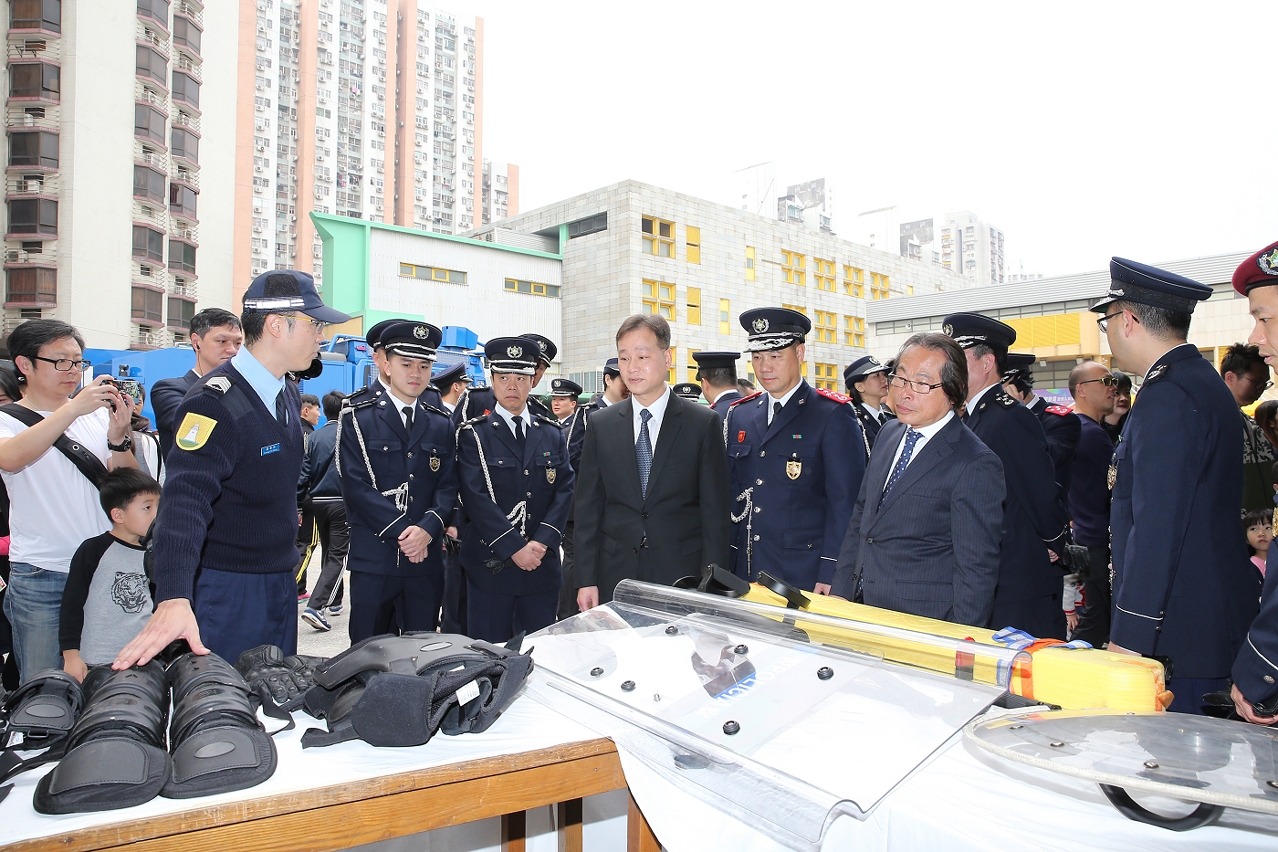 警員向各領導詳細講解裝備