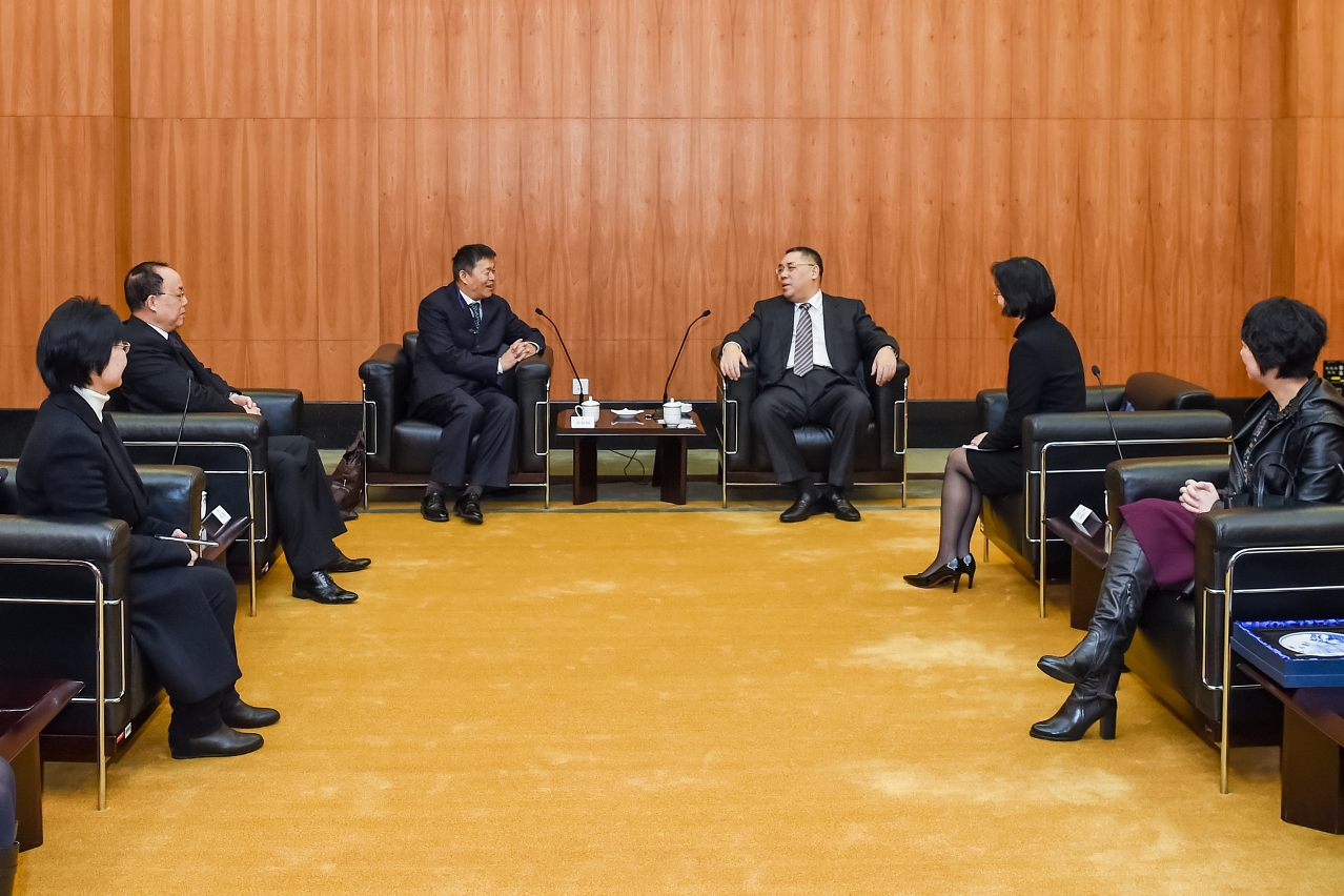 Chefe do Executivo, Chui Sai On tem encontro com o director do Instituto dos Estudos Nacionais da Universidade de Tsinghua, Professor Hu Angang