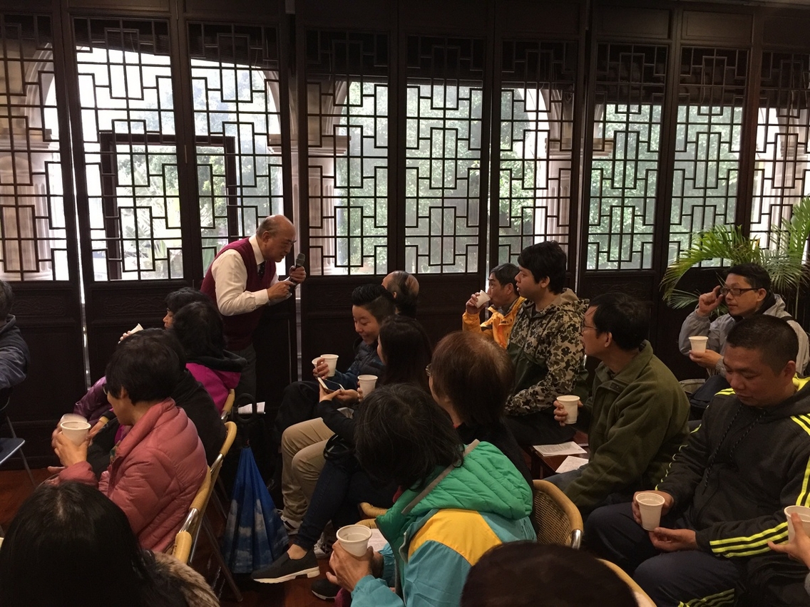 澳門茶藝協會永遠會長曾志揮和市民交流茶文化的知識