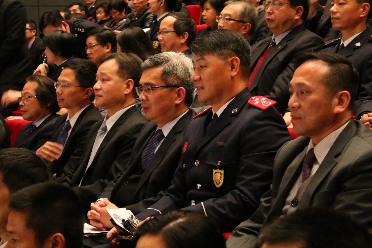 一眾領導主管投入地欣賞警察故事