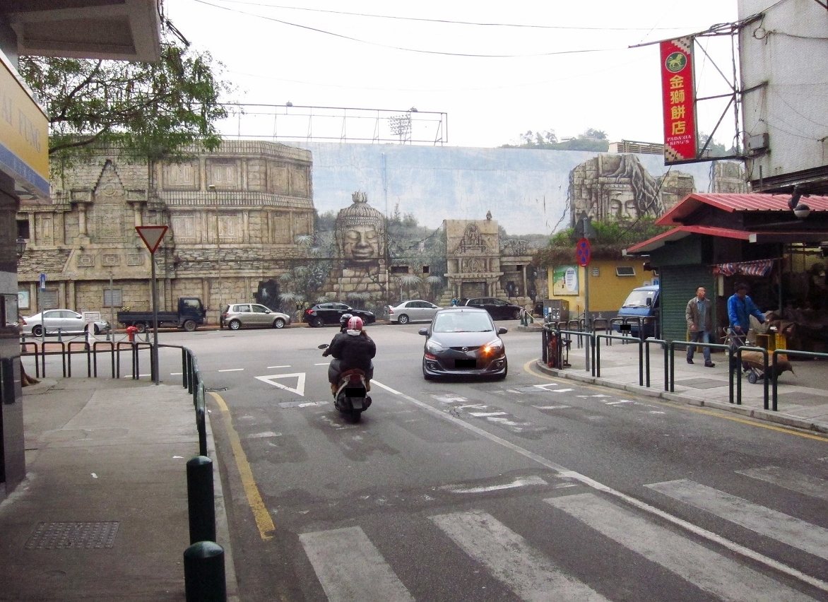 É proibido aos veículos que provêm da Rua do Comandante João Belo virar à direita no sentido de dirigir-se para a Avenida do Coronel Mesquita
