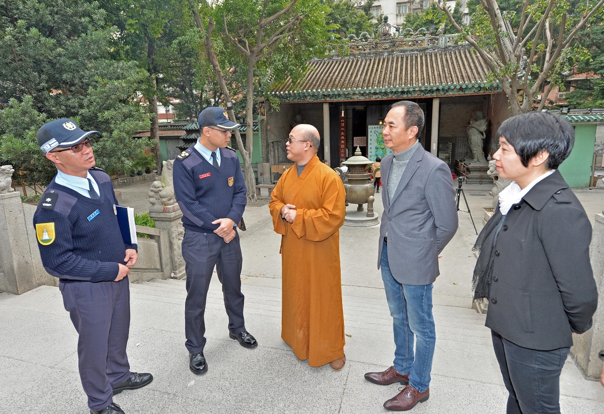文化局聯同消防局和治安警察局在普濟禪院，公佈觀音開庫期間的化寶特別安排。