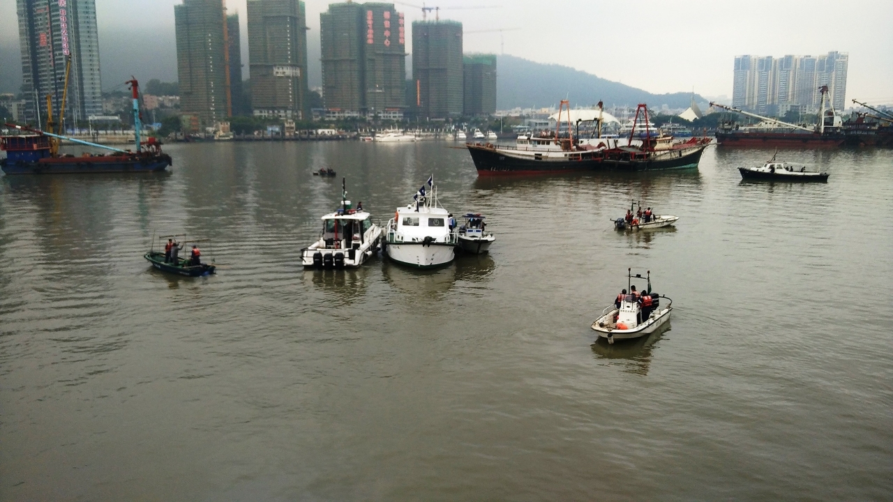 墮海貨櫃位置確認　海事局海關協助打撈清障