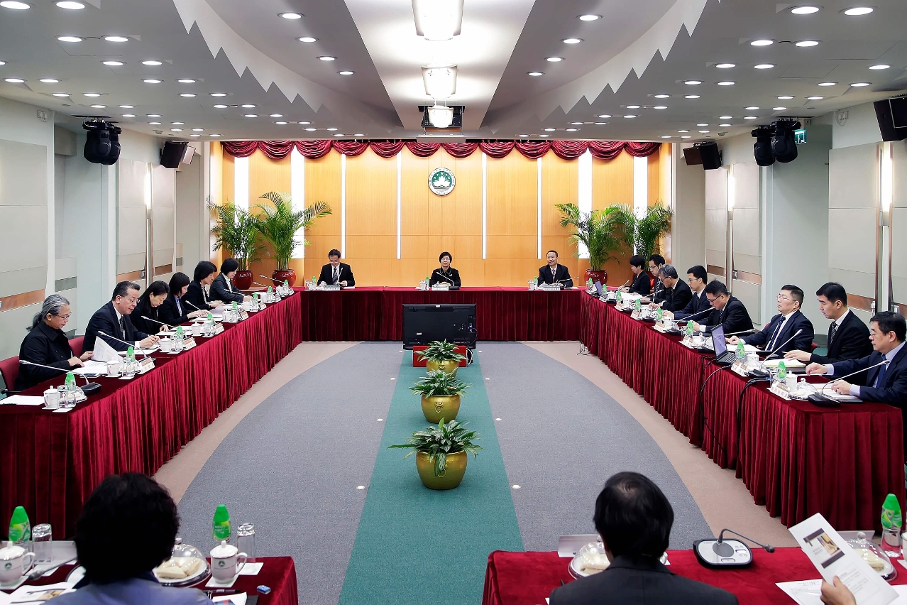各委員討論完善特區政府公共檔案管理及中期立法規劃的安排