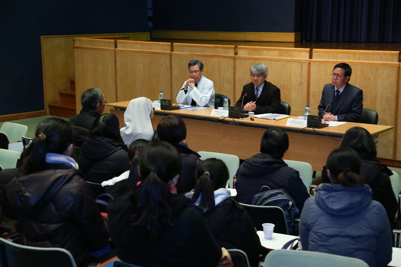 Director dos Serviços de Saúde, Dr. Lei Chin Ion, Director do CHCSJ, Dr. Kuok Cheong U e o Director do Centro de Prevenção e Controlo de Doença, Dr. Lam Chon trocam ideias com os visitantes.