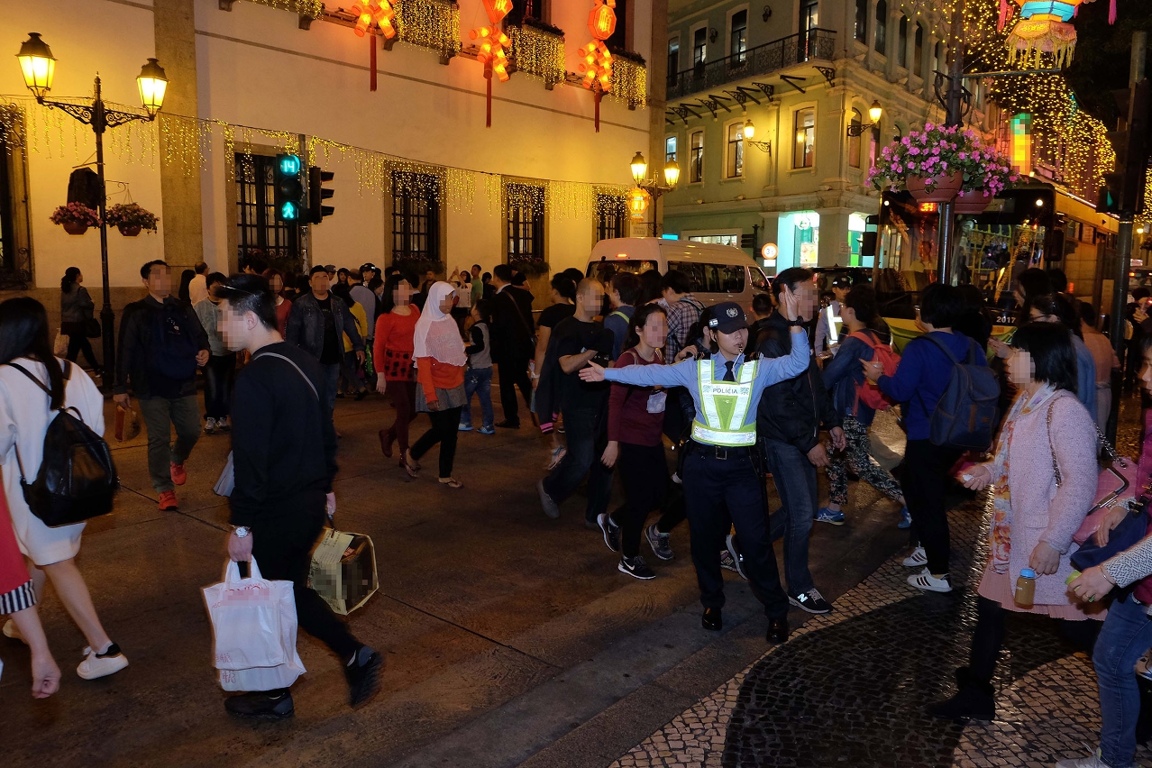 警員不分晝夜指引旅客