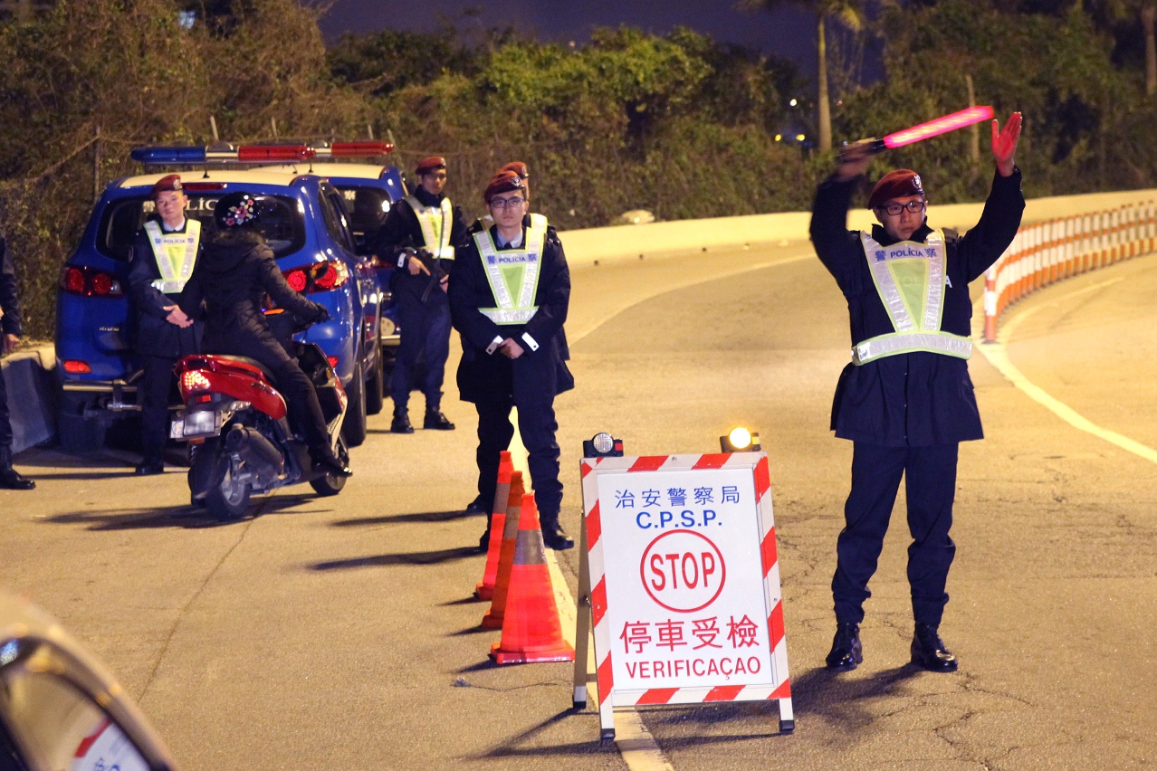 治安警新春期間加強在各處截查車輛