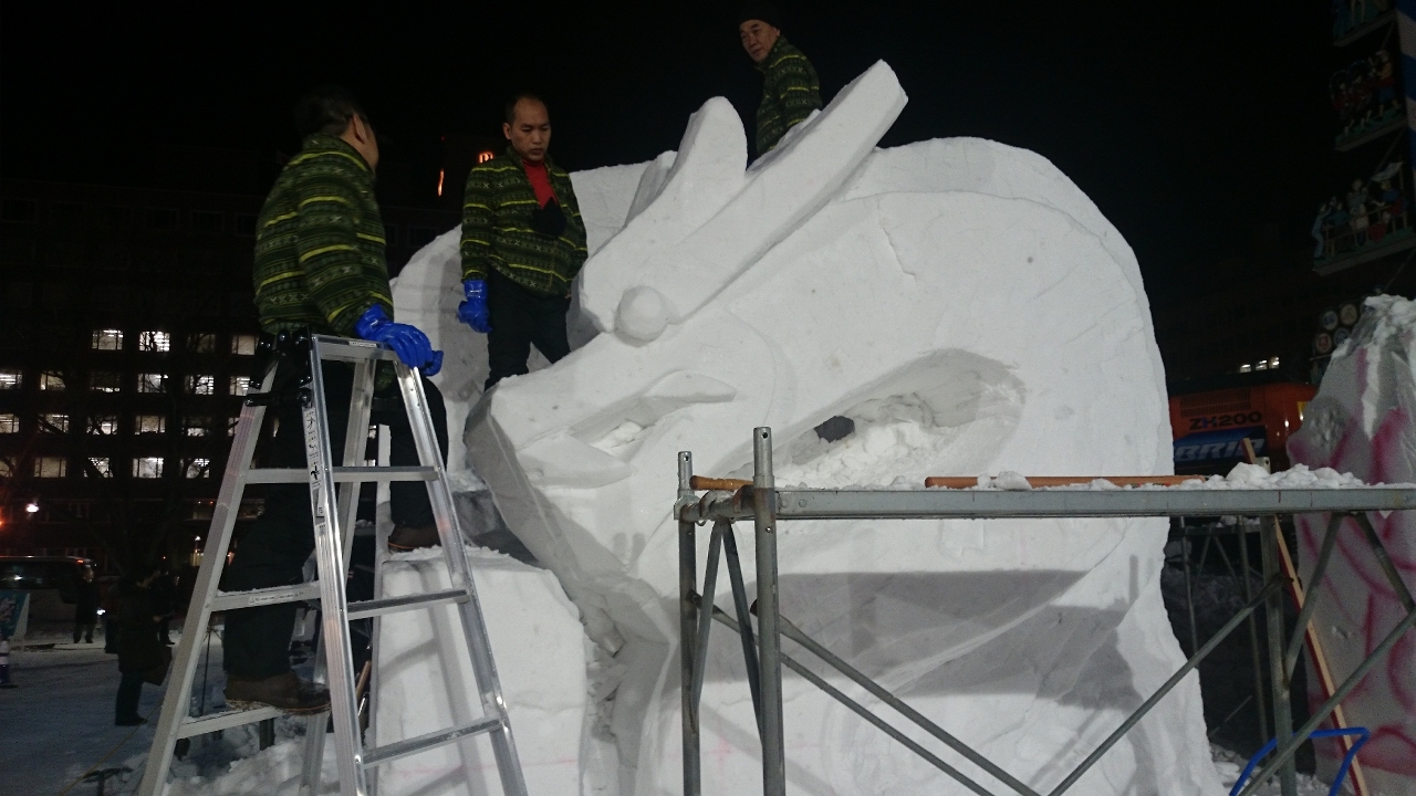 Equipa de Macau a trabalhar na escultura Flor de Lótus Dourada Abraçada pelo Dragão em noite muito fria