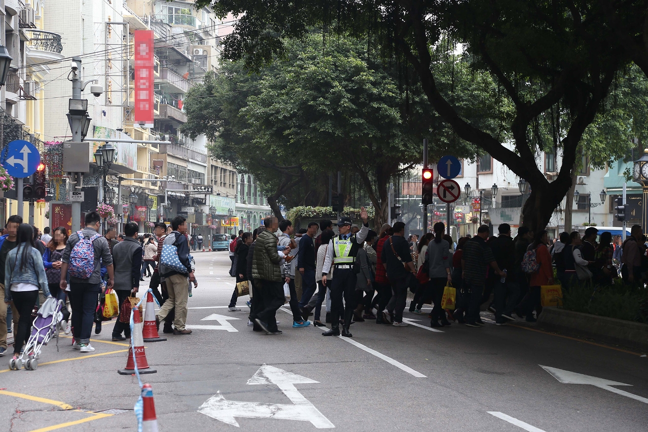 交通警員在新馬路一帶指揮交通