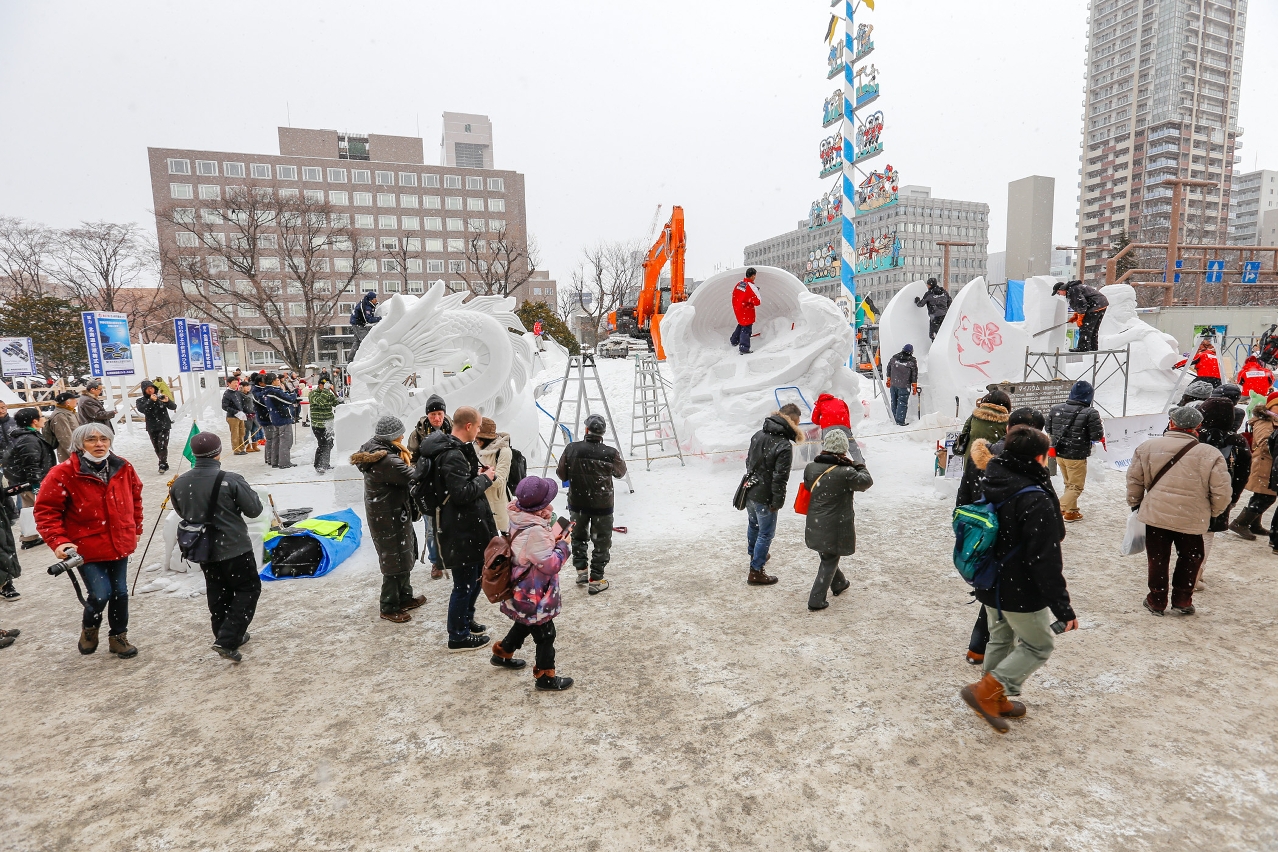 觀眾在飄雪下觀賞比賽過程