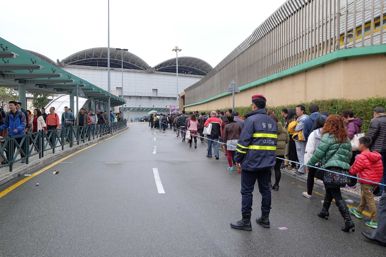 特警隊員在關閘口岸一帶維持秩序