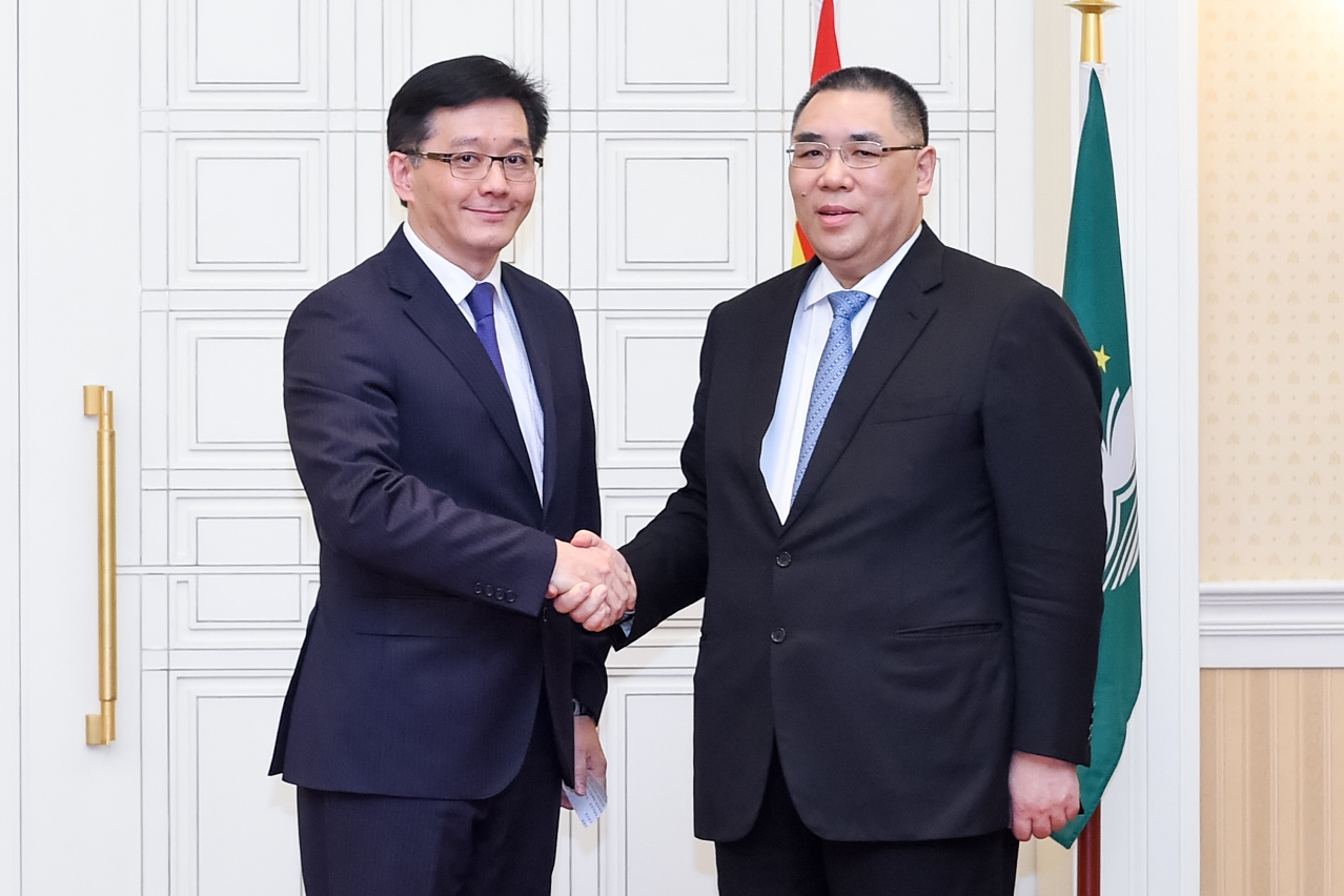 Chefe do Executivo, Chui Sai On, congratula o novo director-geral dos Serviços de Alfândega, Vong Iao Lek