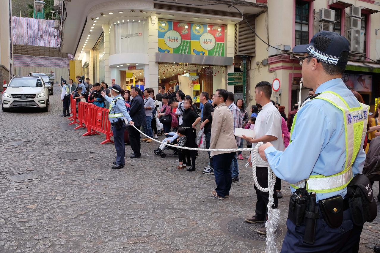 新春期間警方在大三巴街實行人潮管制措施