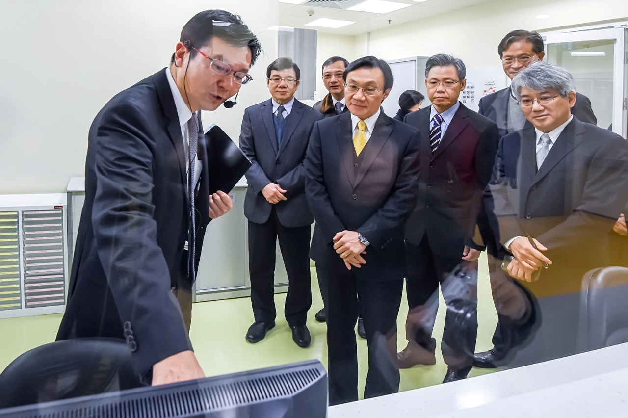 譚俊榮司長等參觀公共衛生臨床中心的各項設備