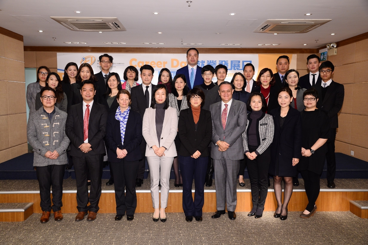Group photo of IFT representatives and participating company representatives.