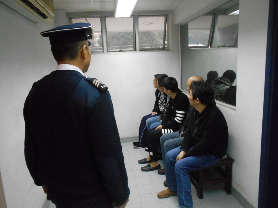 被截獲的5名非法入境者