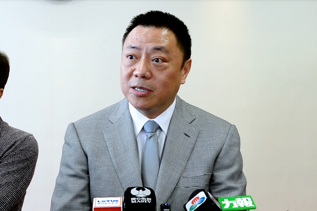 Secretary for Economy and Finance, Mr Leong Vai Tac, meets the press.