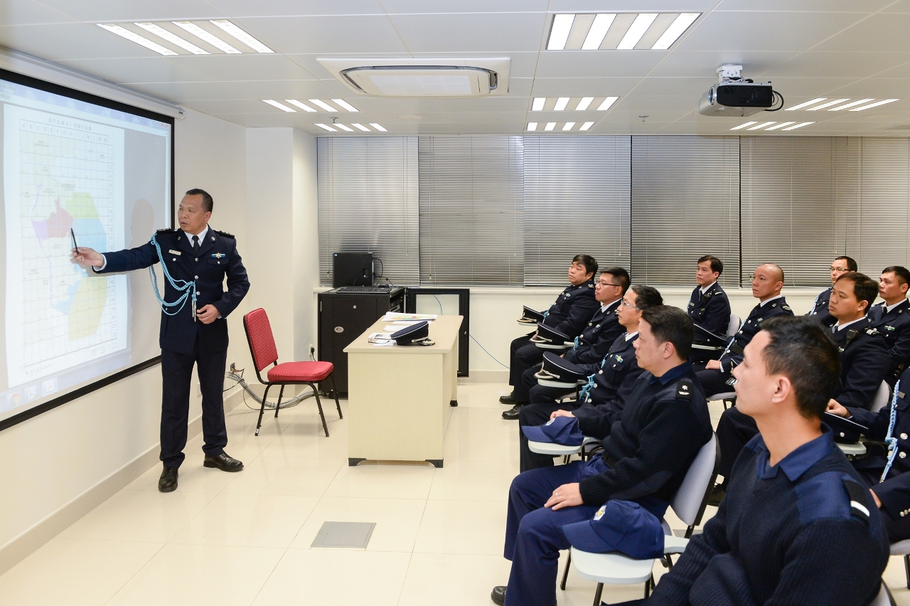 梁華根代廳長向當值關員講解執法機制及應注意事項
