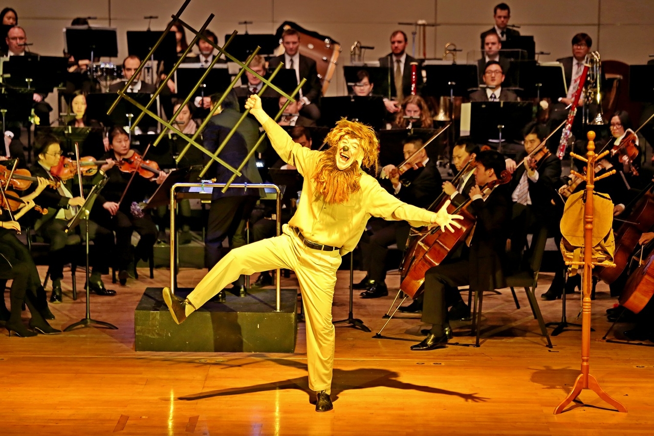 American artist Dan Kamin combines mime, fairytales and classical music in his performance.