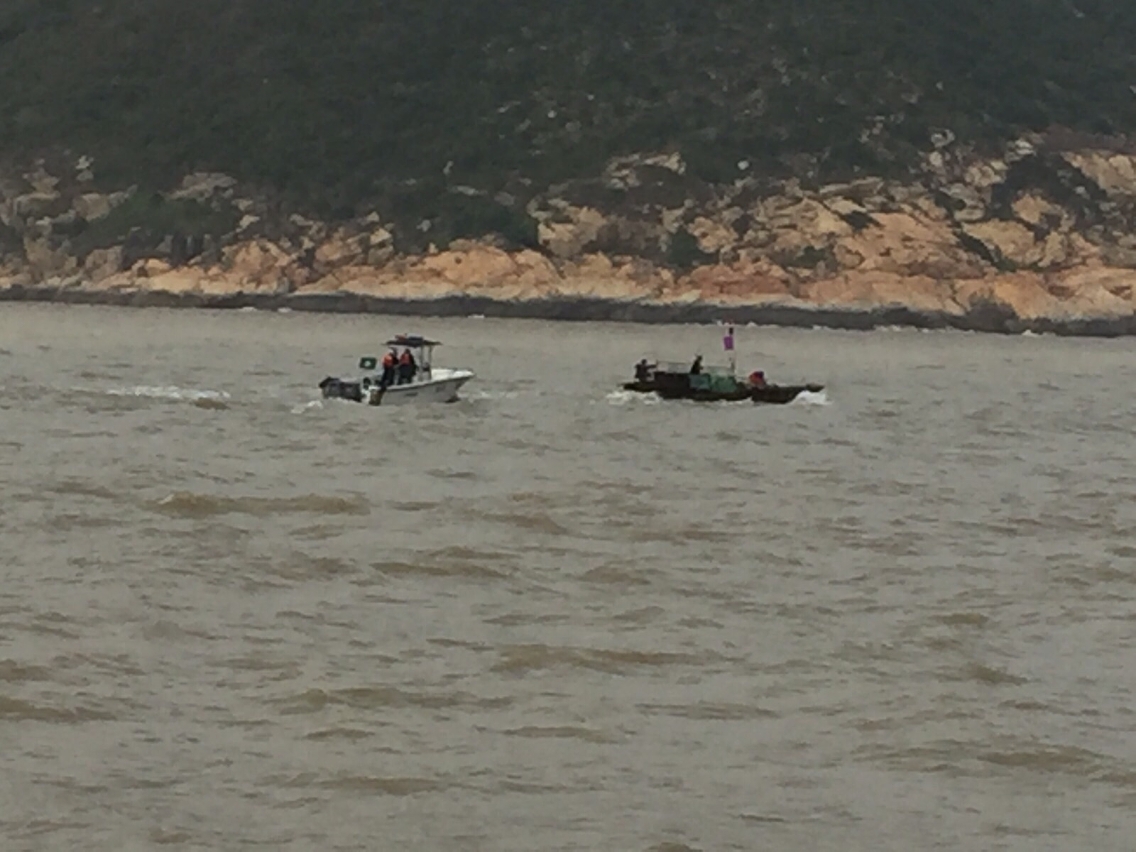 海關巡邏快艇追截偷渡舢舨