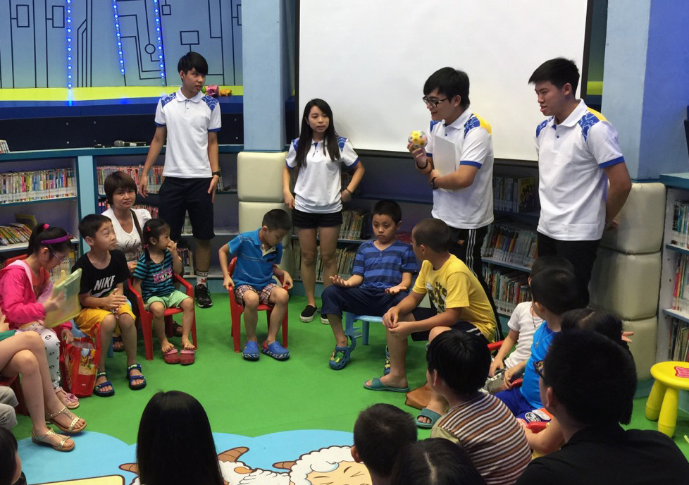普法動力團員主持法律加油站活動