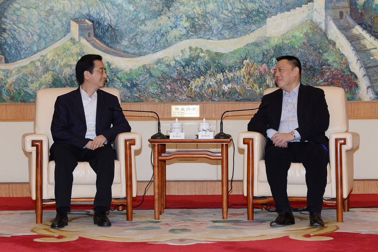 Secretary for Economy and Finance, Mr Leong Vai Tac (right), meets with the Vice Chairman of the Guangxi Zhuang Autonomous Region, Mr Zhang Xiaoqin, in Fujian during the 2015 Pan-Pearl River Delta Regional Cooperation Chief Executive Joint Conference.