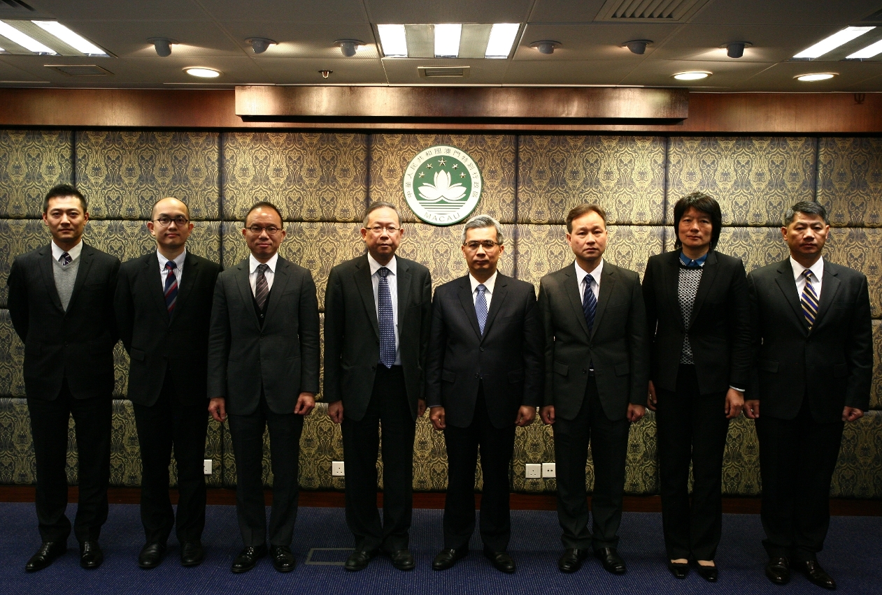 Reunião de Trabalho entre o Secretário Para a Segurança, Wong Sio Chak (no quarto lugar a contar da direita para a esquerda da fotografia), e o Secretary for Security of Security Bureau de Hong Kong, Lai Tung-Kwok