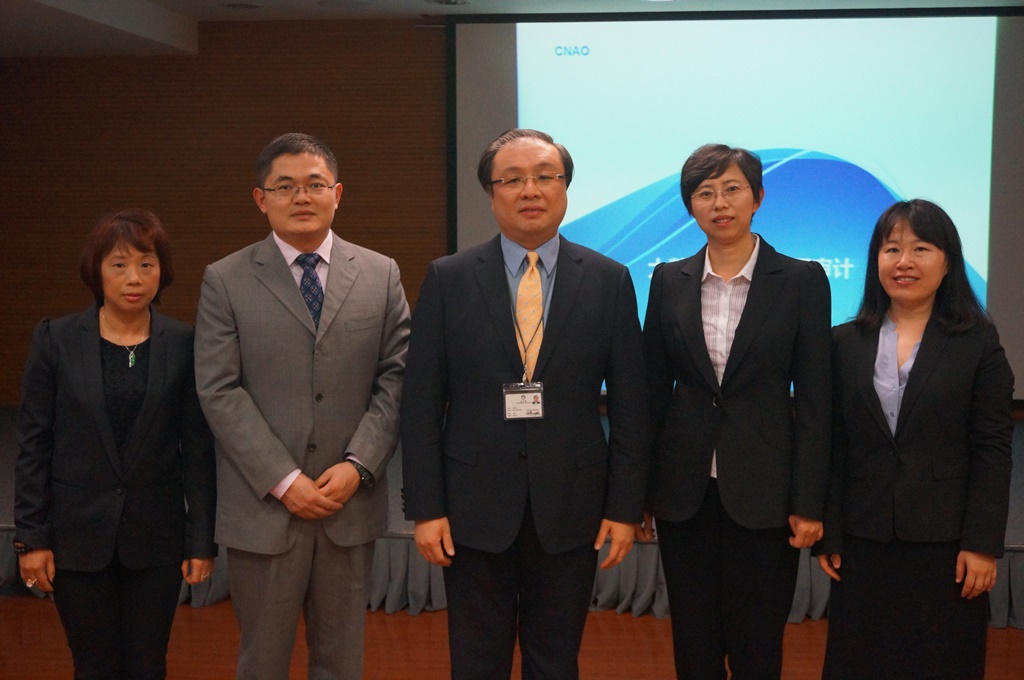 Fotografia conjunta do Director dos Serviços de Auditoria, Neoh Hwai Beng, (centro) com as formadoras provenientes do Gabinete de Auditoria Nacional