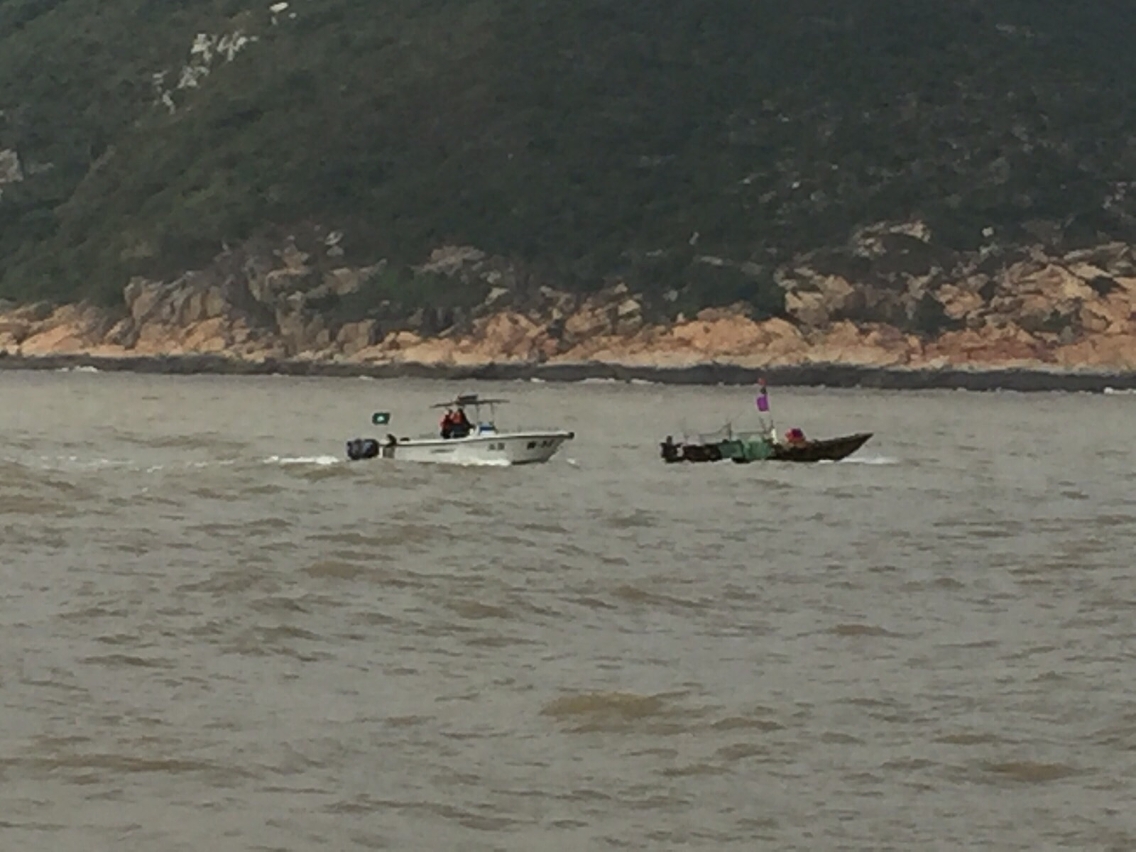 海關巡邏快艇追截偷渡舢舨
