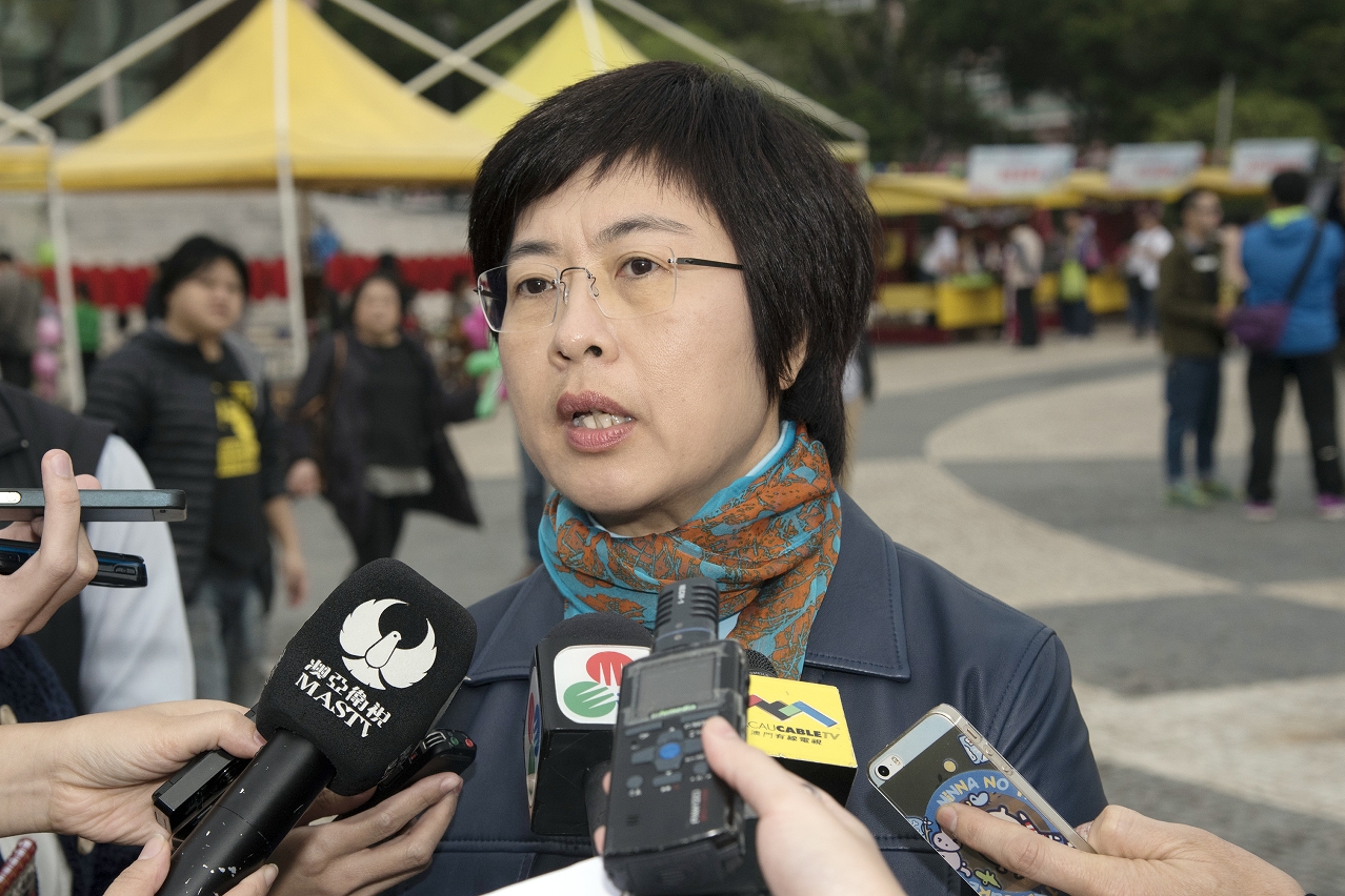 行政法務司司長陳海帆再就“海一居”土地問題接受傳媒訪問。