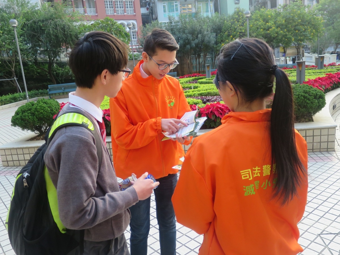 司警局於聖誕節前夕向青少年進行防罪宣傳