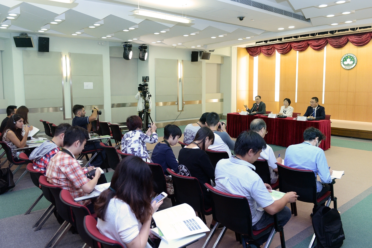 Representatives of the Committee for Development of the World Centre for Tourism and Leisure present further details on the Macao SAR’s Five-Year Development Plan.