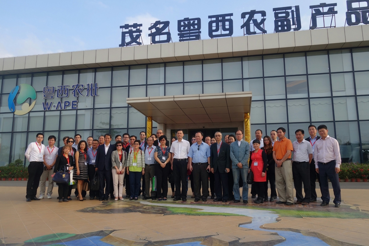 Fotografia de grupo da Delegação Empresarial de Macau, tirada no Western Guangdong Agricultural Trading Centre