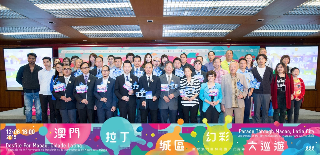 出席代表與兩位設計師及藝團代表合照。