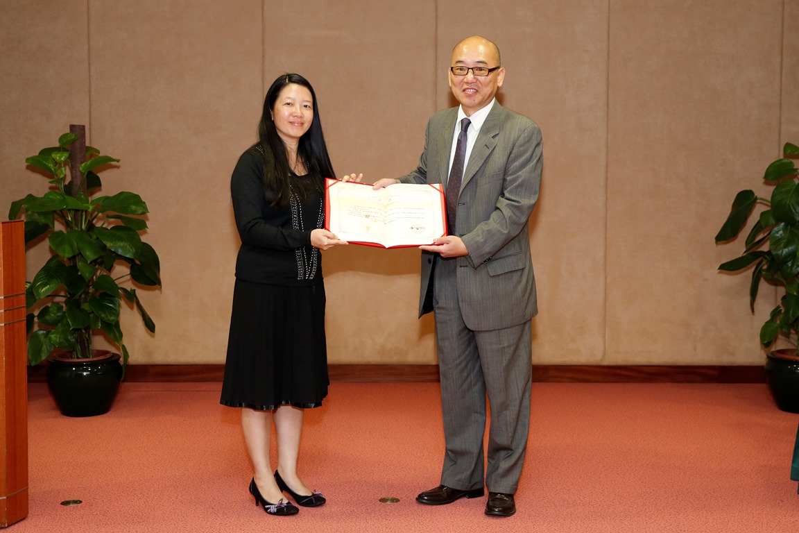 中國數字圖書館副總裁林青向教青局捐贈數字圖書和授權證書