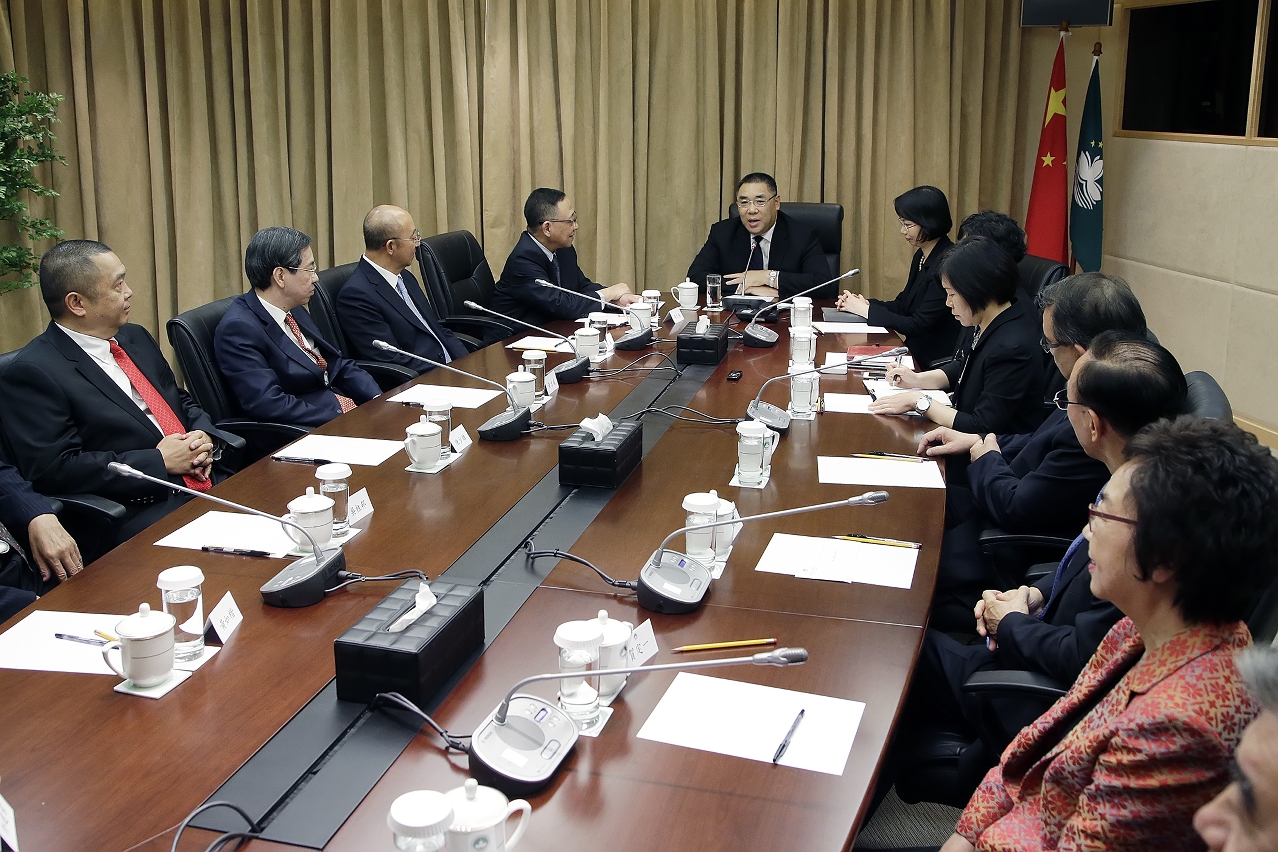 行政長官崔世安與澳門日報讀者公益基金會一行會面