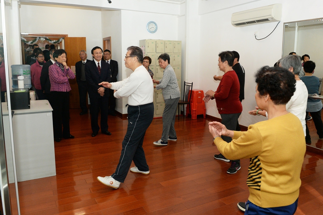 譚俊榮觀看長者學練太極拳
