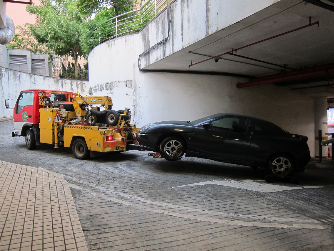 A remoção de veículo estacionado abusivamente no auto-silo público