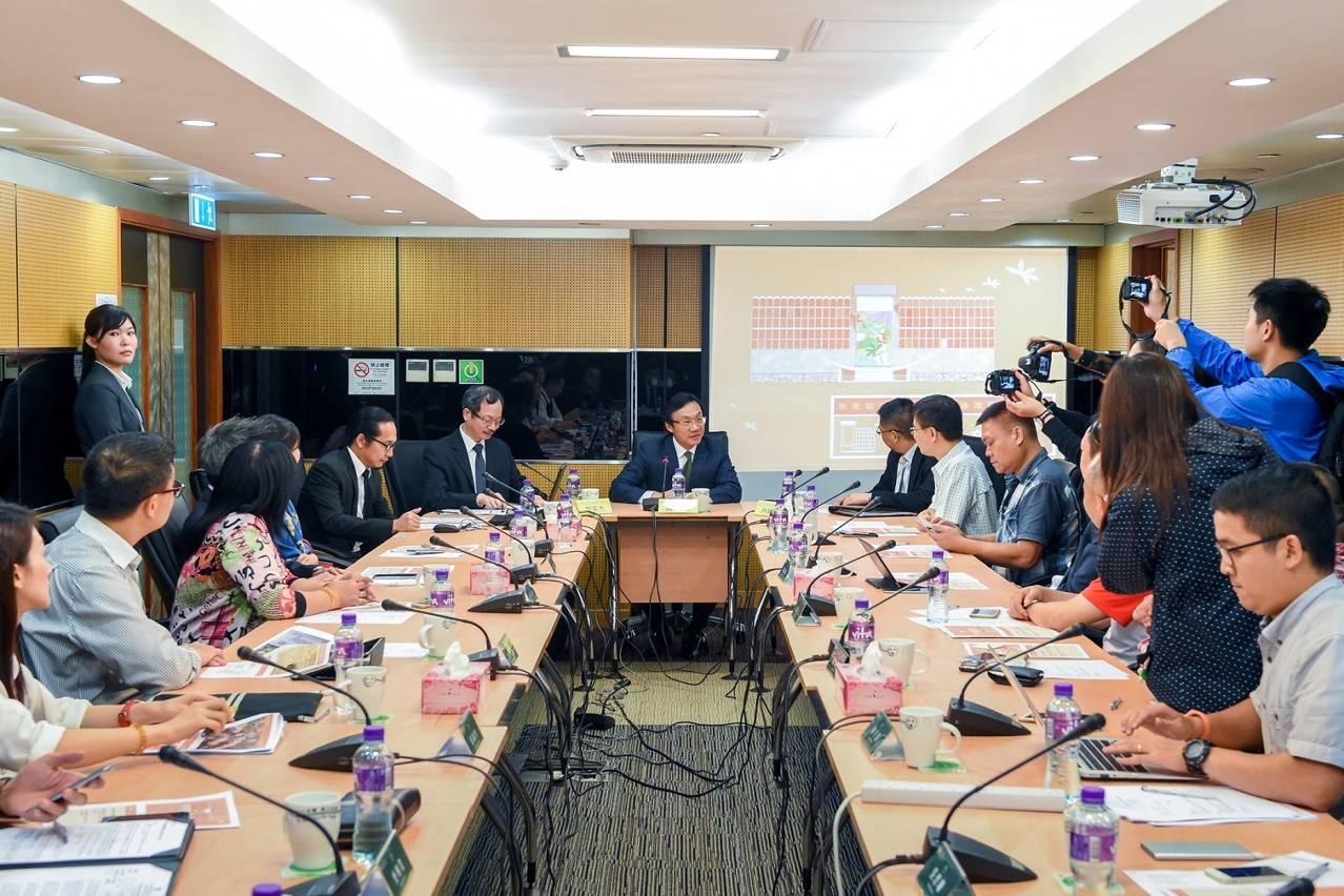 譚俊榮司長在中區社諮委會議聽取對愛都酒店重建意見