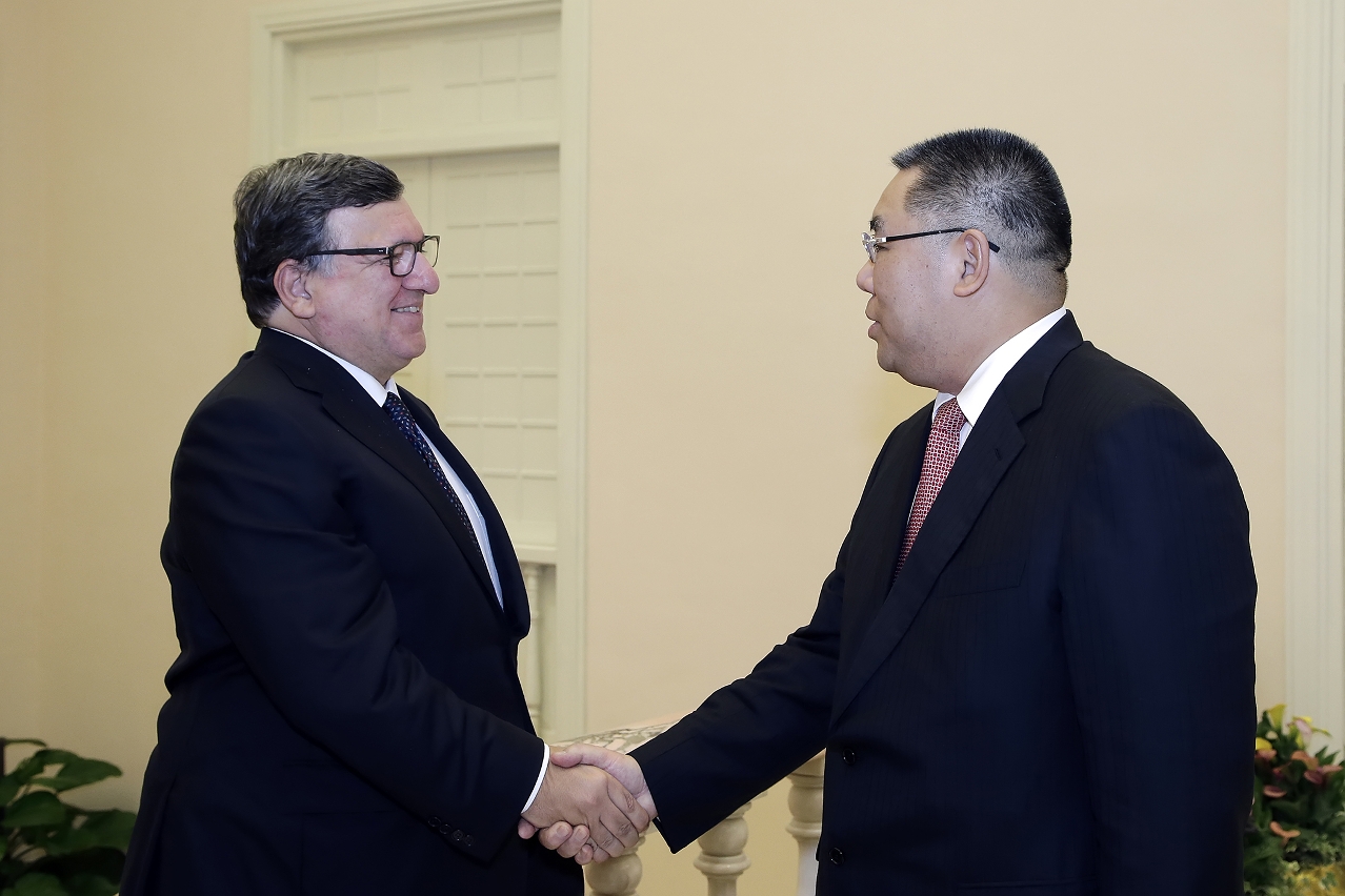 Chief Executive, Mr Chui Sai On, meets with the former president of the European Commission and former prime minister of Portugal, Mr José Manuel Durão Barroso.