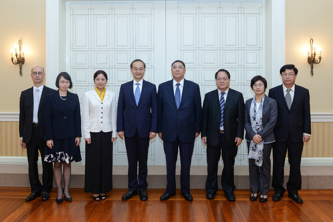 Chefe do Executivo, Chui Sai On, recebe em audiência o novo Comissário do Gabinete do Comissariado do Ministério dos Negócios Estrangeiros da República Popular da China na Região Administrativa Especial de Macau, Ye Dabo