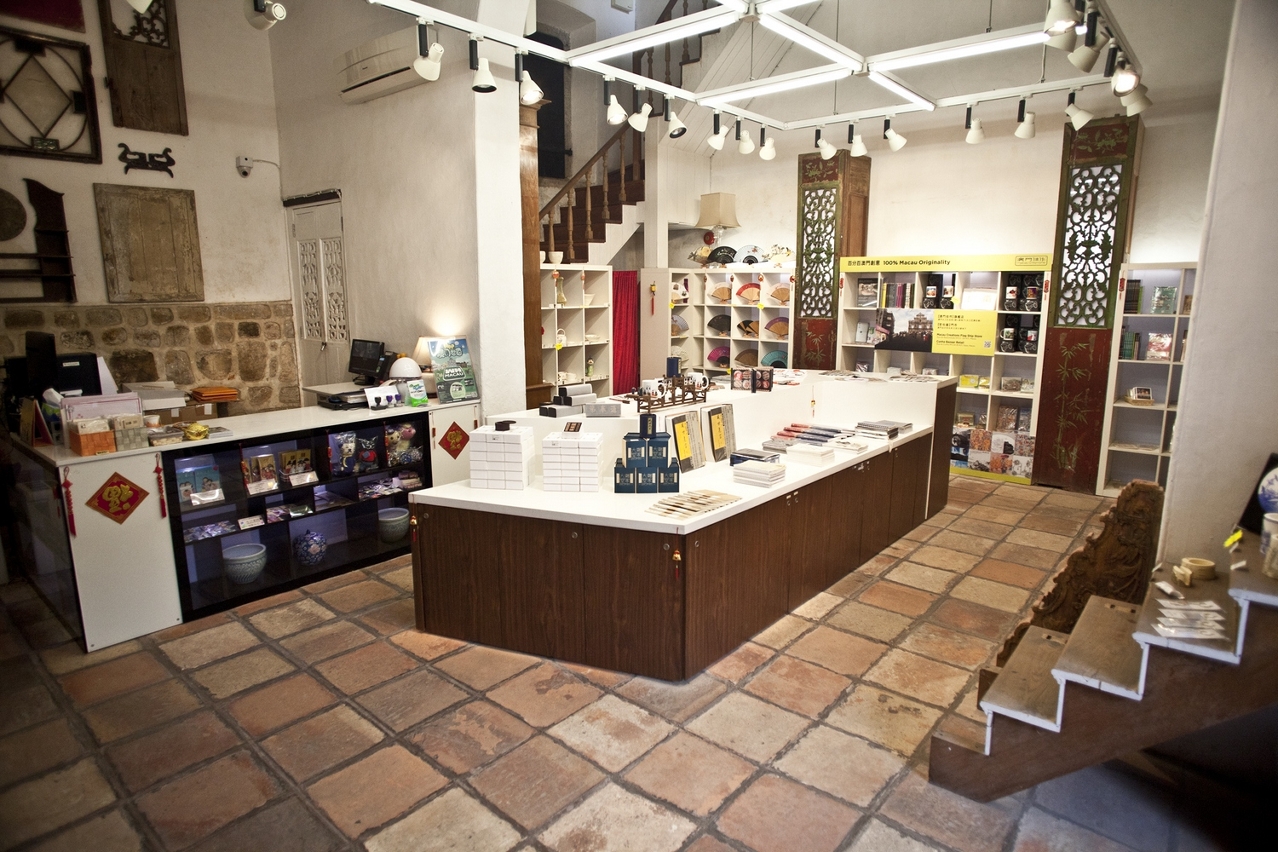 The Mandarin’s House Cultural Heritage Info Center and Gift Shop provides a platform for entities registered in the Macao Cultural and Creative Database to sell their creative products on consignment.