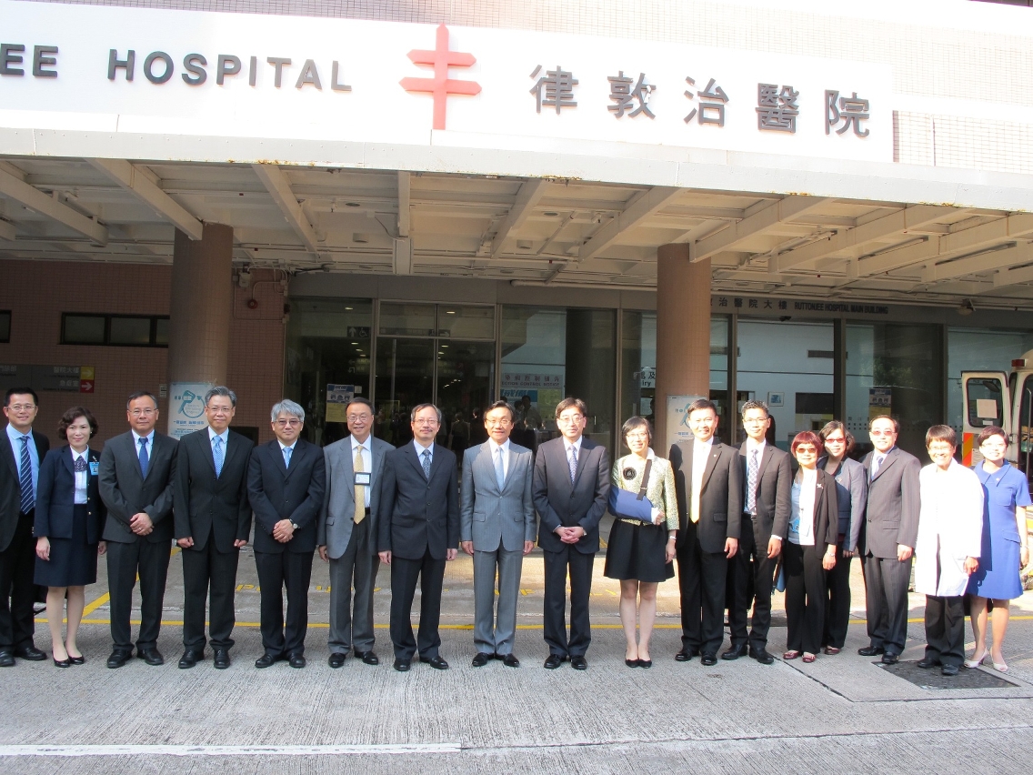 Members of the delegation pose for a group photo after visiting a Hong Kong hospital.