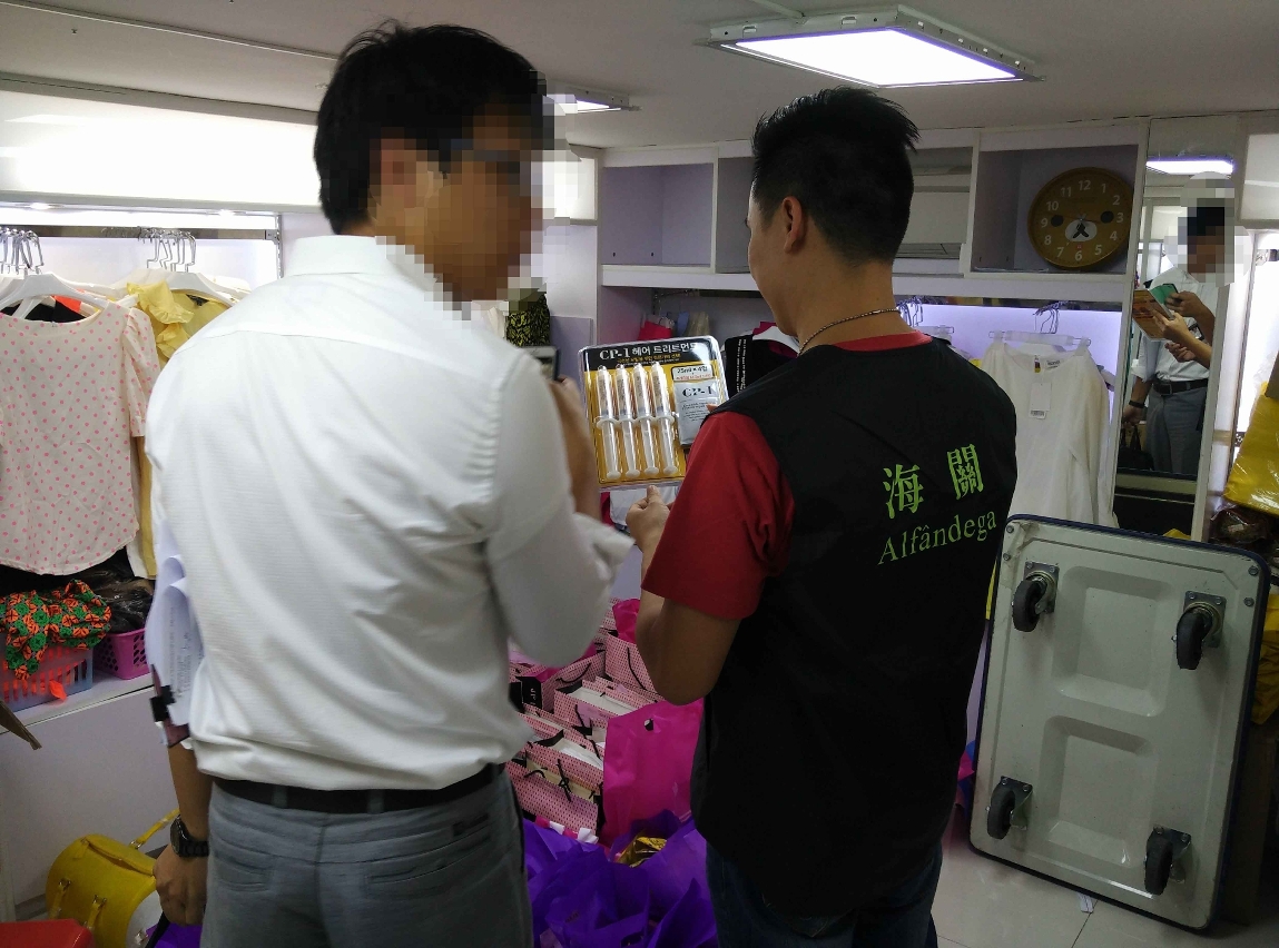海關及衛生局人員在美容店巡查及搜證，致力讓市民大眾稱心消費、安全用藥.