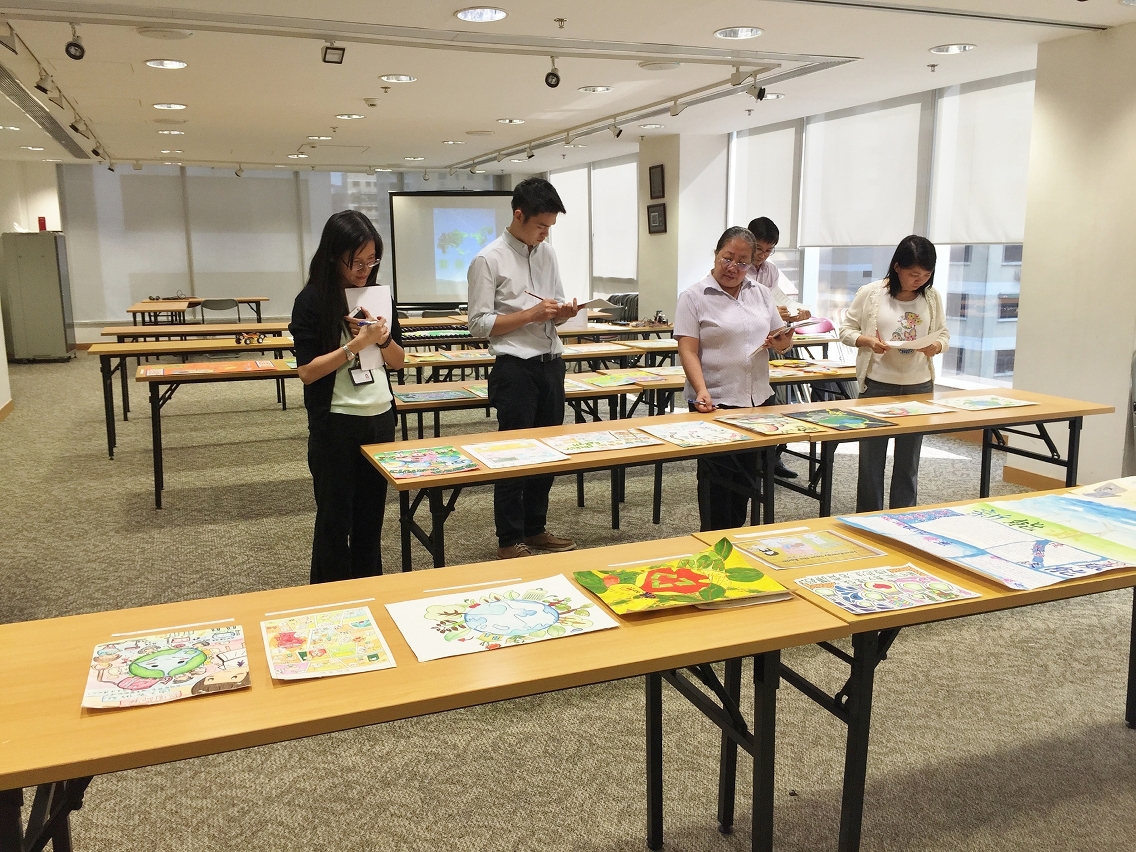 五位評委正在對部分參賽作品進行評分