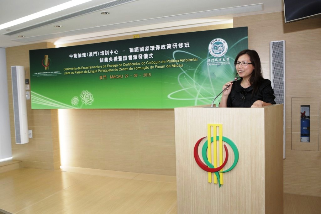 A Secretária-Geral Adjunta (indicada pelo Governo da RAEM) do Secretariado Permanente do Fórum de Macau, Dra. Echo Chan, a proferir o seu discurso