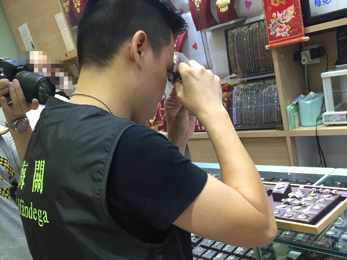 海關偵查人員在涉案珠寶金行搜出懷疑侵權產品