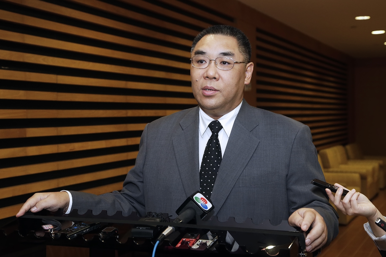 Chefe do Executivo fala à comunicação social