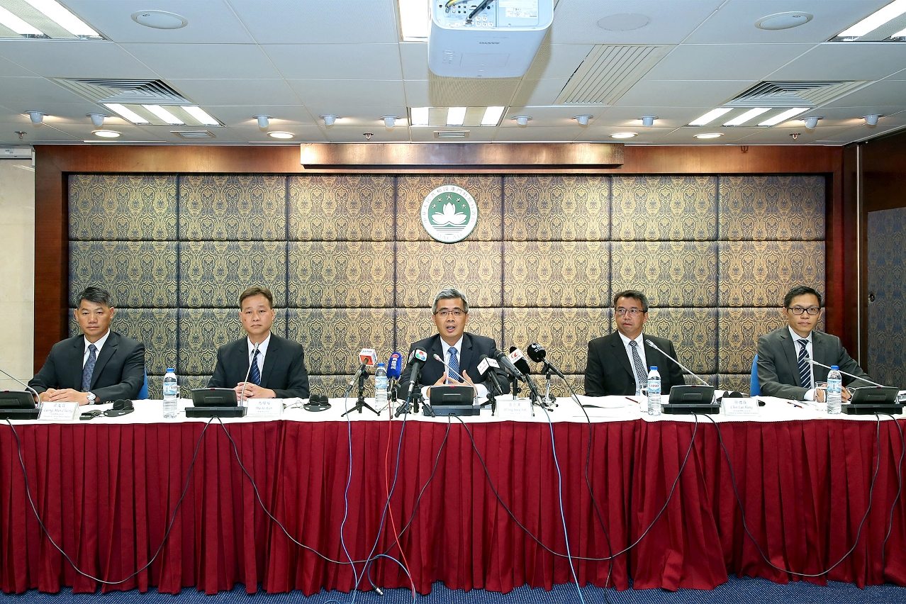 Secretary for Security, Mr Wong Sio Chak (centre), releases crime figures recorded in the first half of 2015.